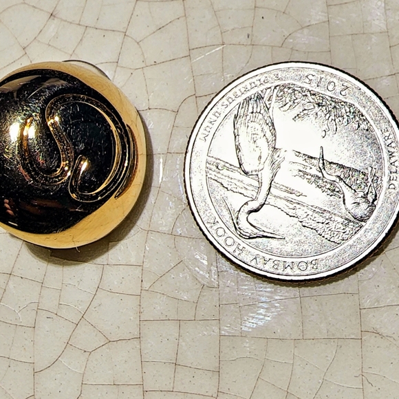 St. John signature gold tone dome SINGLE earring, luxury - Picture 4 of 6